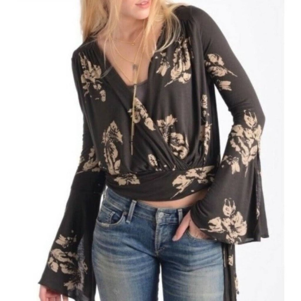 Free People bell sleeve top! Size xs but super stretchy. very lightly worn